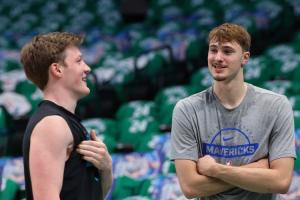 黄蜂险胜独行侠，新秀对飙秀出30+