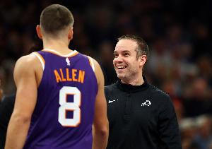 太阳主帅乔丹·奥特当选1月份西部月最佳教练