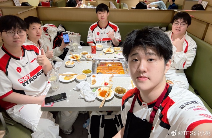 哥哥的参团率太高了！TES官方赛后晒选手聚餐返图：坚哥带上杰克吃一口【球盟会】