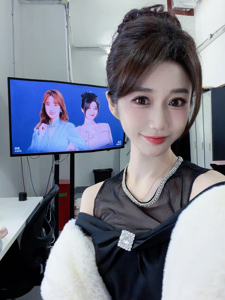 宝刀不老！小悠珊珊晒照：补个昨天前天的上班图～大家都辛苦啦～