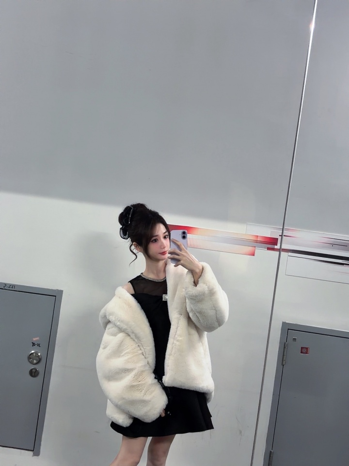 宝刀不老！小悠珊珊晒照：补个昨天前天的上班图～大家都辛苦啦～