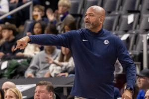 活塞客场击败勇士，库里右膝受伤无奈退场