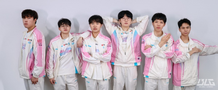 【万博电竞】点谁呢？BLG赛后分享选手合照：保持纪律性！