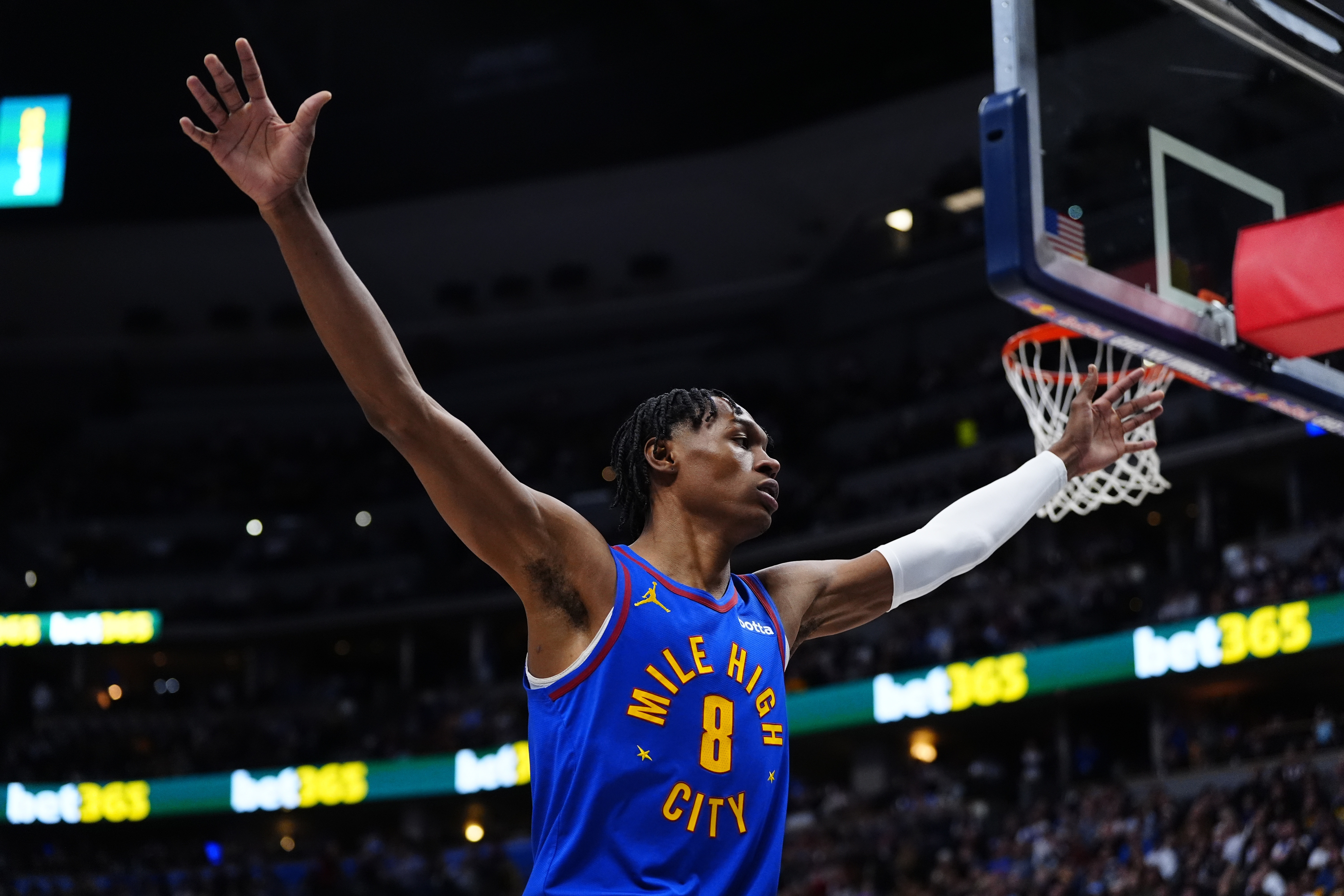 沃特森：我的目标是成为联盟顶尖的攻防一体球员 我正朝目标迈进