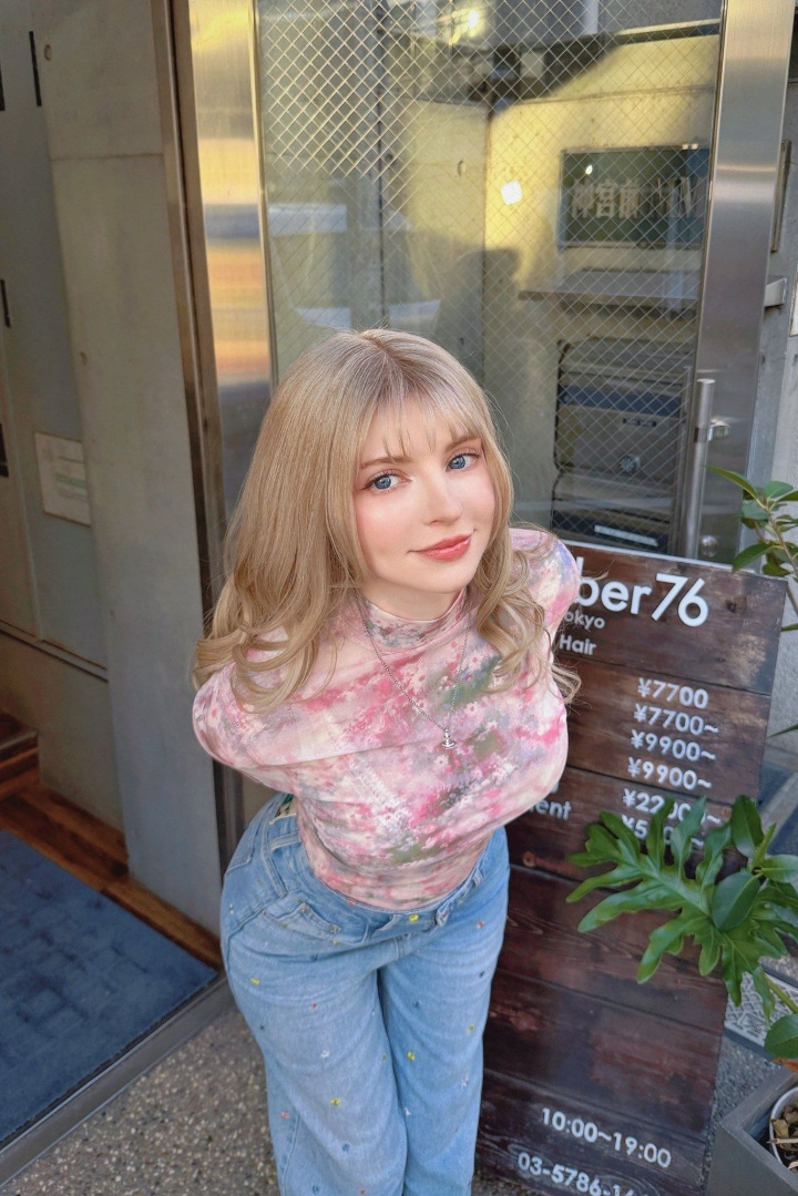 艾什莉体模发布最新自拍:碎花衬衫配牛仔裤 回眸一眼就心动