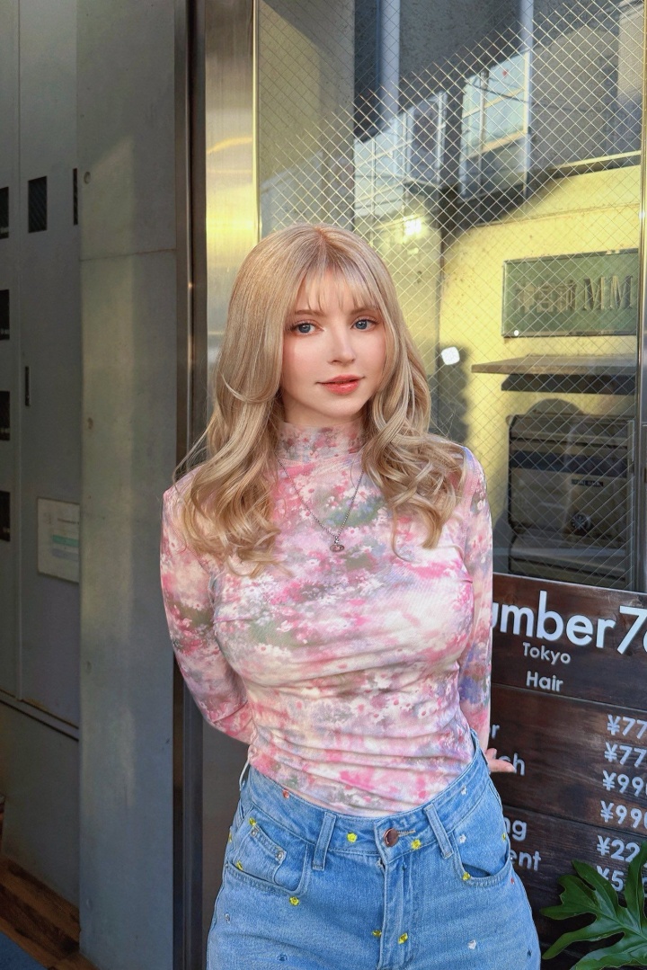 艾什莉体模发布最新自拍:碎花衬衫配牛仔裤 回眸一眼就心动