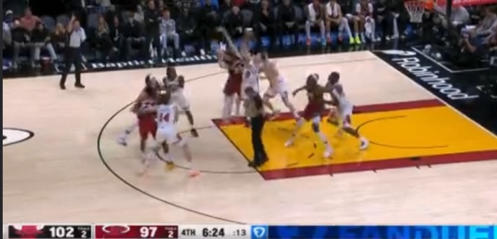 差了26cm！河村勇辉争球奋力一跳点到球 亚库乔尼斯火柴盒高度