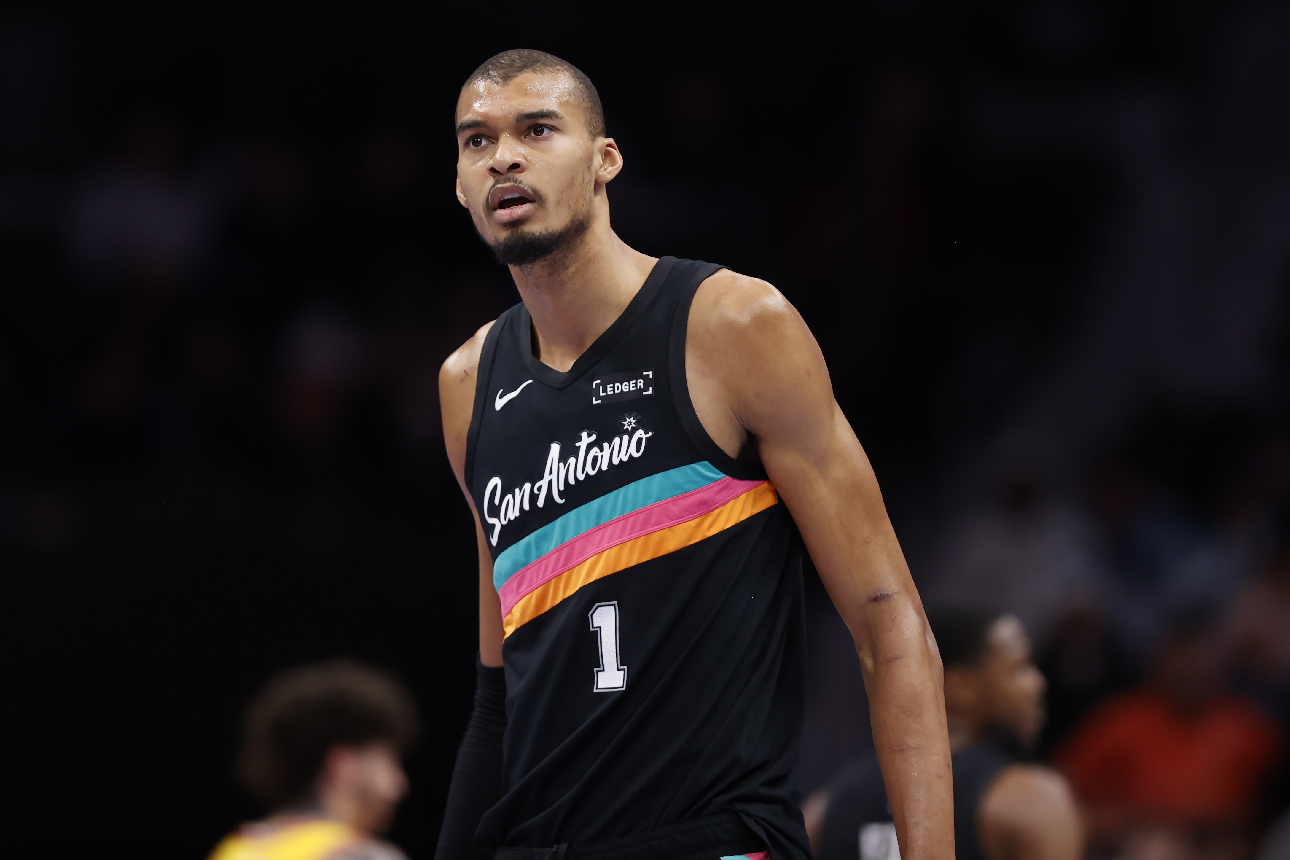 NBA官方：由于马刺出行延误 魔术VS马刺比赛推迟至10点开球