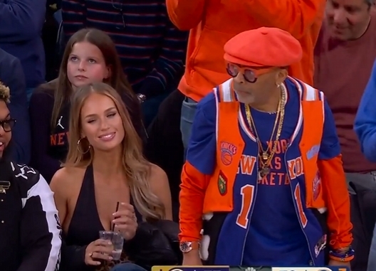 收银妹一脱成名！成人女星Sky Bri观战湖尼金发碧眼身材炸裂