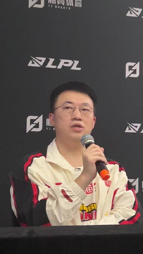 【万博电竞】xiaohu：第一把沙皇中路那波大招智能施法没有设置 导致技能没有放出来