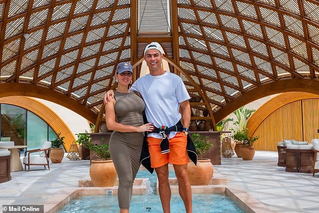 角度清奇！邮报：若C罗继续罢赛，他还可以回到奢华的家庭生活中