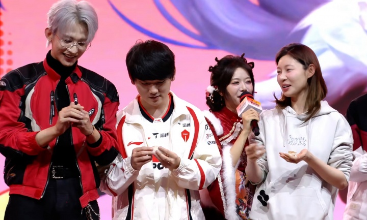 这是什么鬼才策划？！峡谷先锋秀表演赛结束后现场开始包饺子