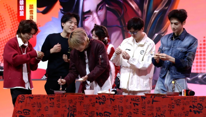 这是什么鬼才策划？！峡谷先锋秀表演赛结束后现场开始包饺子