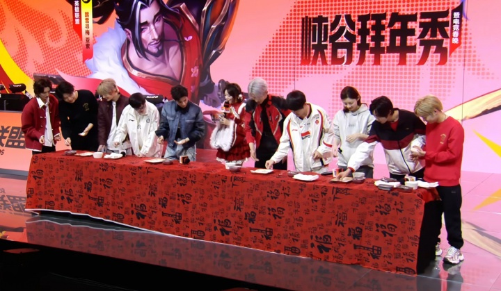 这是什么鬼才策划？！峡谷先锋秀表演赛结束后现场开始包饺子