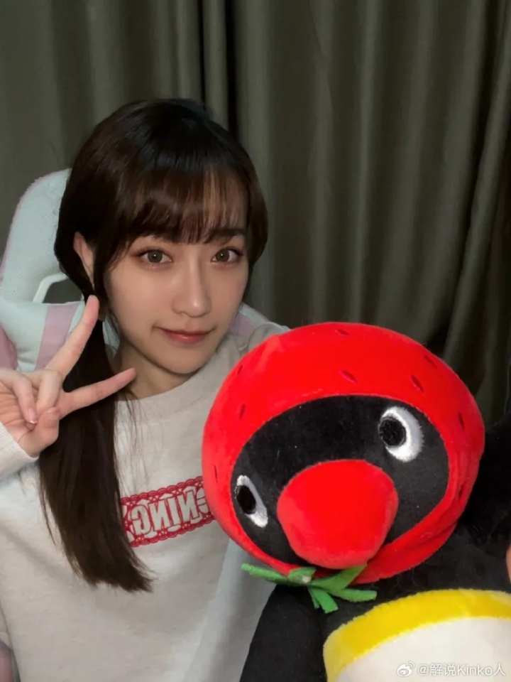 Kinko分享照片:提前祝大家日进斗金～穿上红色幸运色～一起迎接新年趴