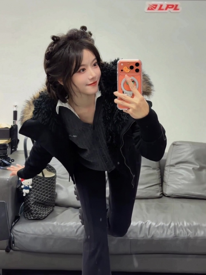 辛苦啦~骆歆晒照：今天是9-24超长待机的一天！嘿嘿😈