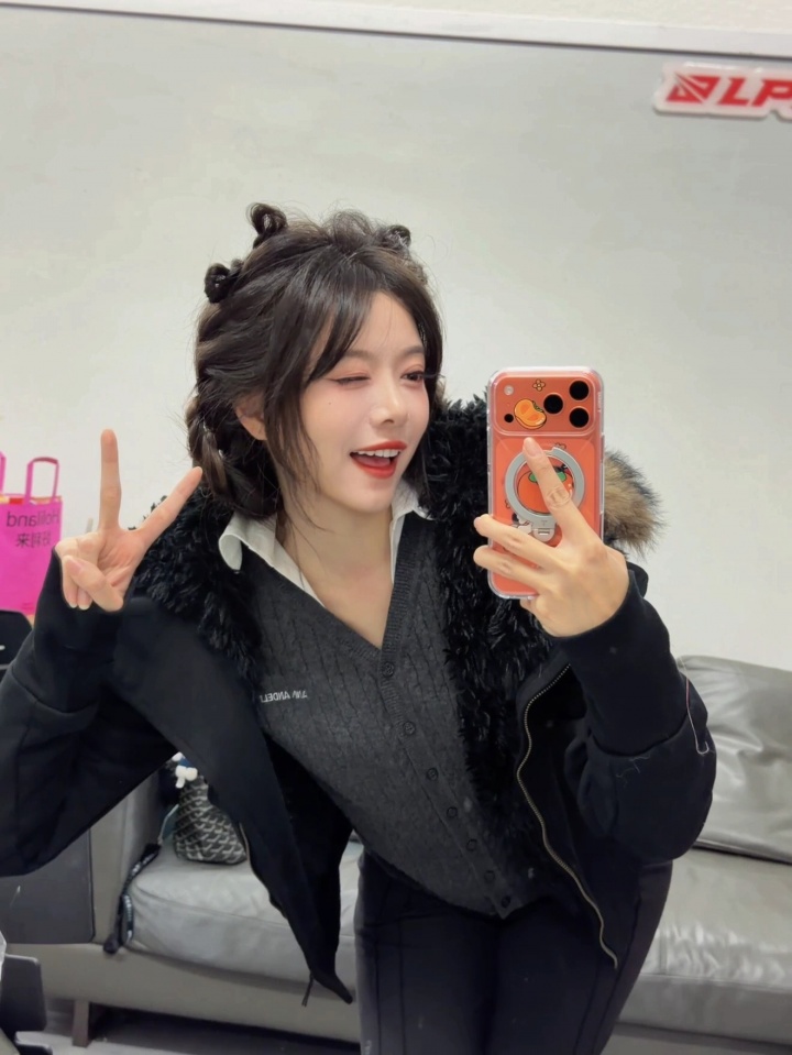 辛苦啦~骆歆晒照：今天是9-24超长待机的一天！嘿嘿😈