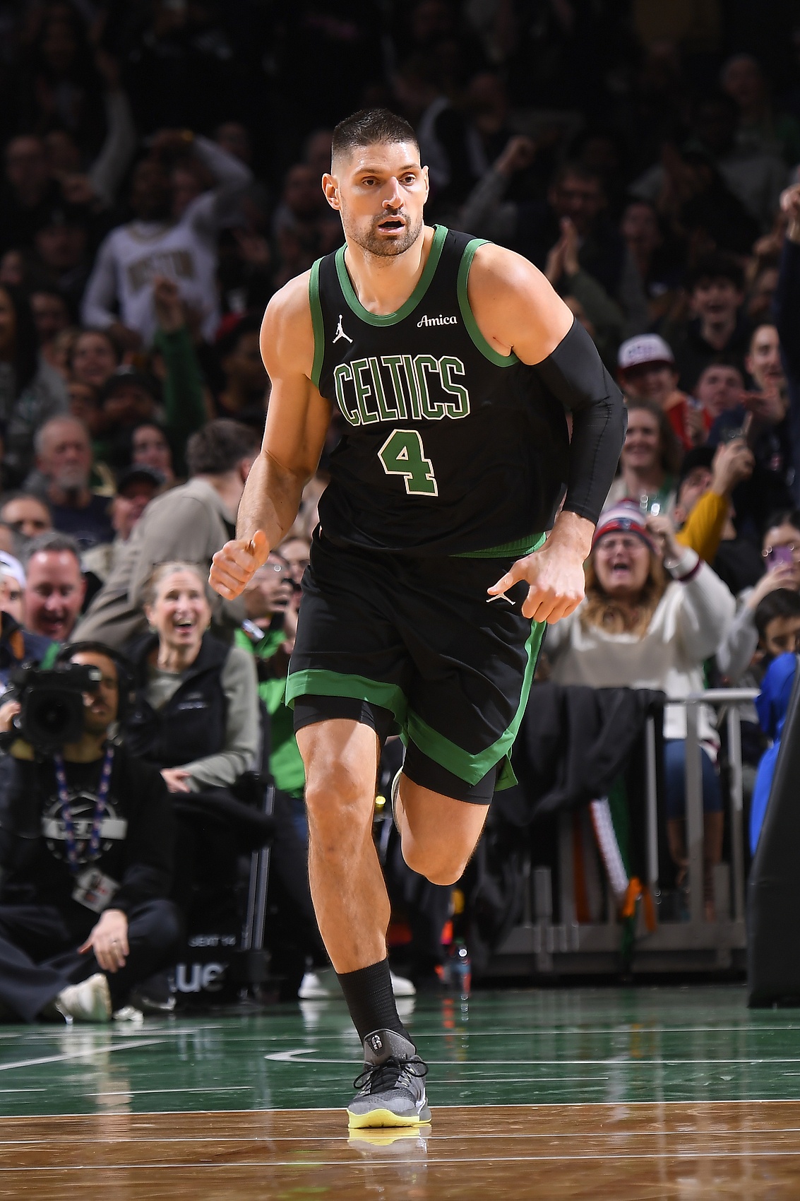 马祖拉：我看到队员们与武切维奇交流 大家都让武切维奇做他自己