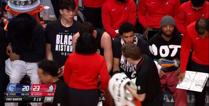 克林根左手受伤被换下 斯普利特换上了极致五小 杨瀚森继续替补