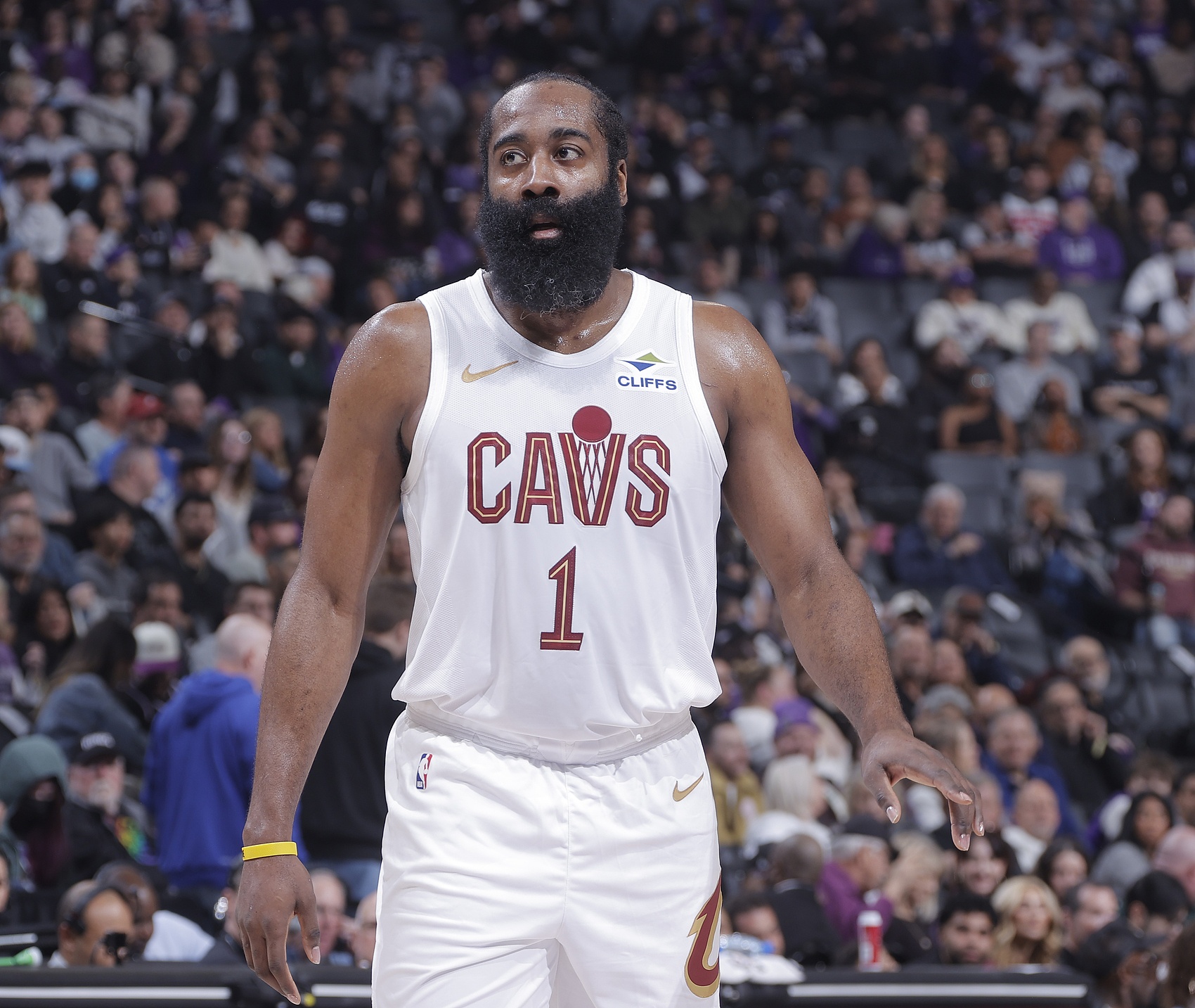 骑士生涯首球！哈登弧顶单挑国王新秀考德威尔 撤步三分稳稳落袋