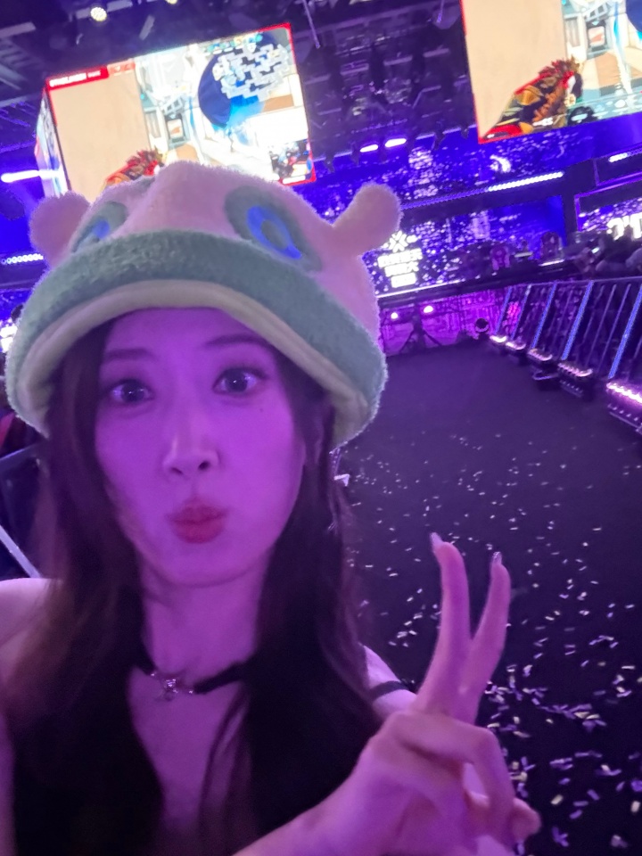 无畏契约解说VV晒照：相信你们一定会在最大的舞台上相遇， 到时候也会是更好的自己！