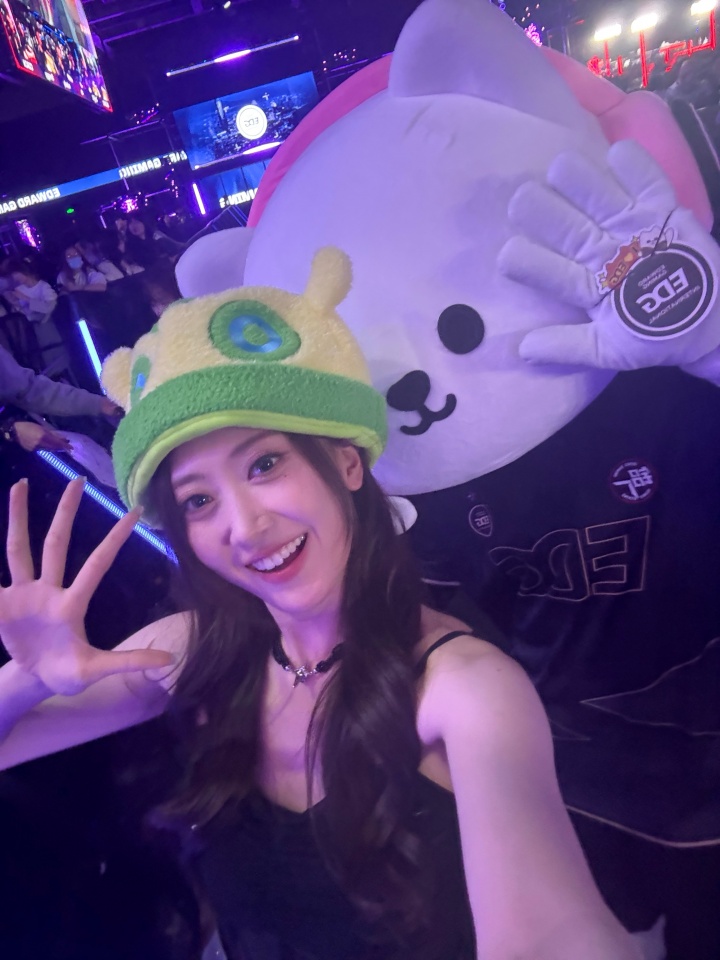 无畏契约解说VV晒照：相信你们一定会在最大的舞台上相遇， 到时候也会是更好的自己！