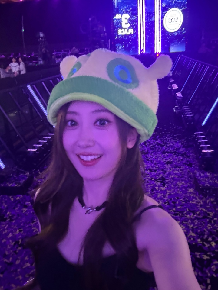 无畏契约解说VV晒照：相信你们一定会在最大的舞台上相遇， 到时候也会是更好的自己！