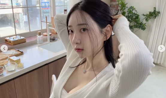 依旧热爱分享生活🤤《剑星》体模申才恩晒照：要一起吃下午茶吗