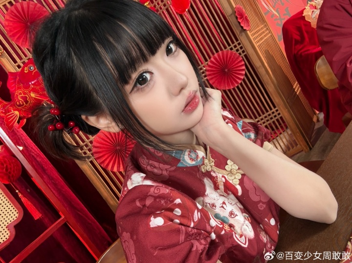 主持敢敢晒照：提前祝大家新年快乐！