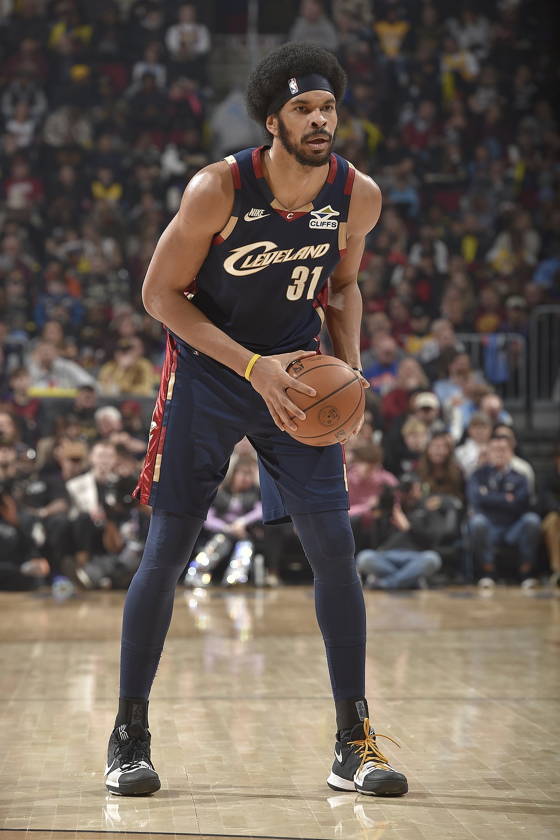 【好看推荐】骑士咋签詹姆斯?底薪可直接签 中产需哈登降薪 再高需用阿伦签换(图5) undefined