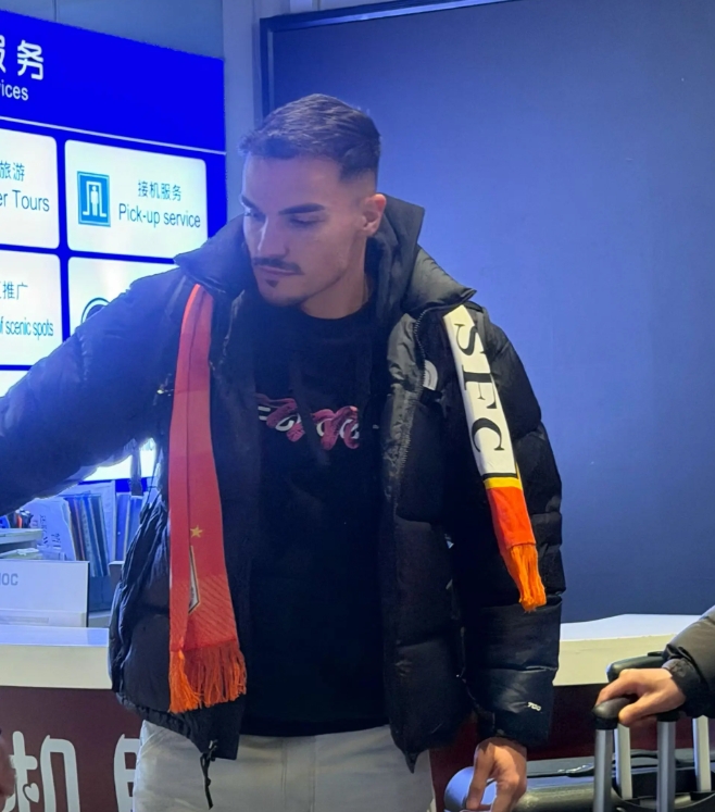 【体育头条】准备下树！佩德罗·阿尔瓦罗抵达机场，披泰山围巾为球迷签名！(图2)