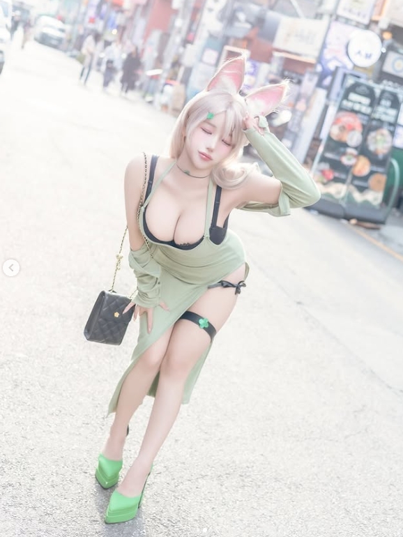 【蜗牛电竞】《剑星》体模尹雪花晒照：祝大家节日快乐！