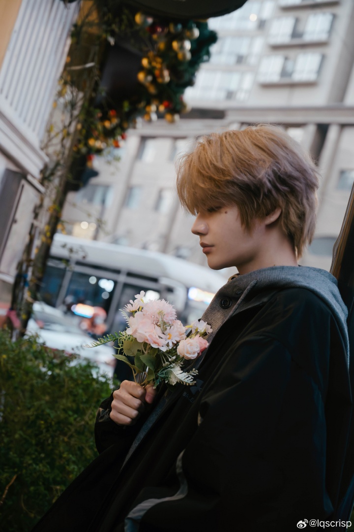 【万博电竞】和Bin哥高下立判!Crisp晒照:电子榨菜冒泡