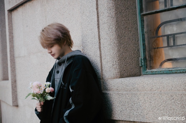 【万博电竞】和Bin哥高下立判!Crisp晒照:电子榨菜冒泡