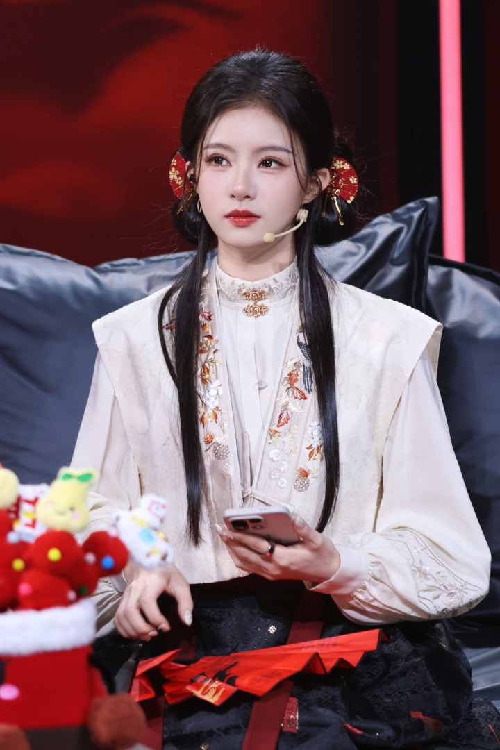 解说方游晒照：一起包饺子咯～ 祝大家情人节快乐