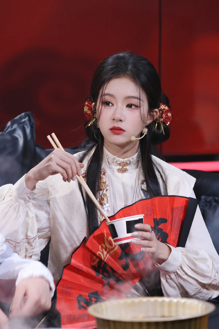 解说方游晒照：一起包饺子咯～ 祝大家情人节快乐