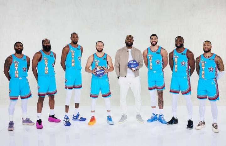 【詹姆斯】星条队大合照：库里拿球坐C位 詹姆斯和杰伦·布朗缺席(图2)