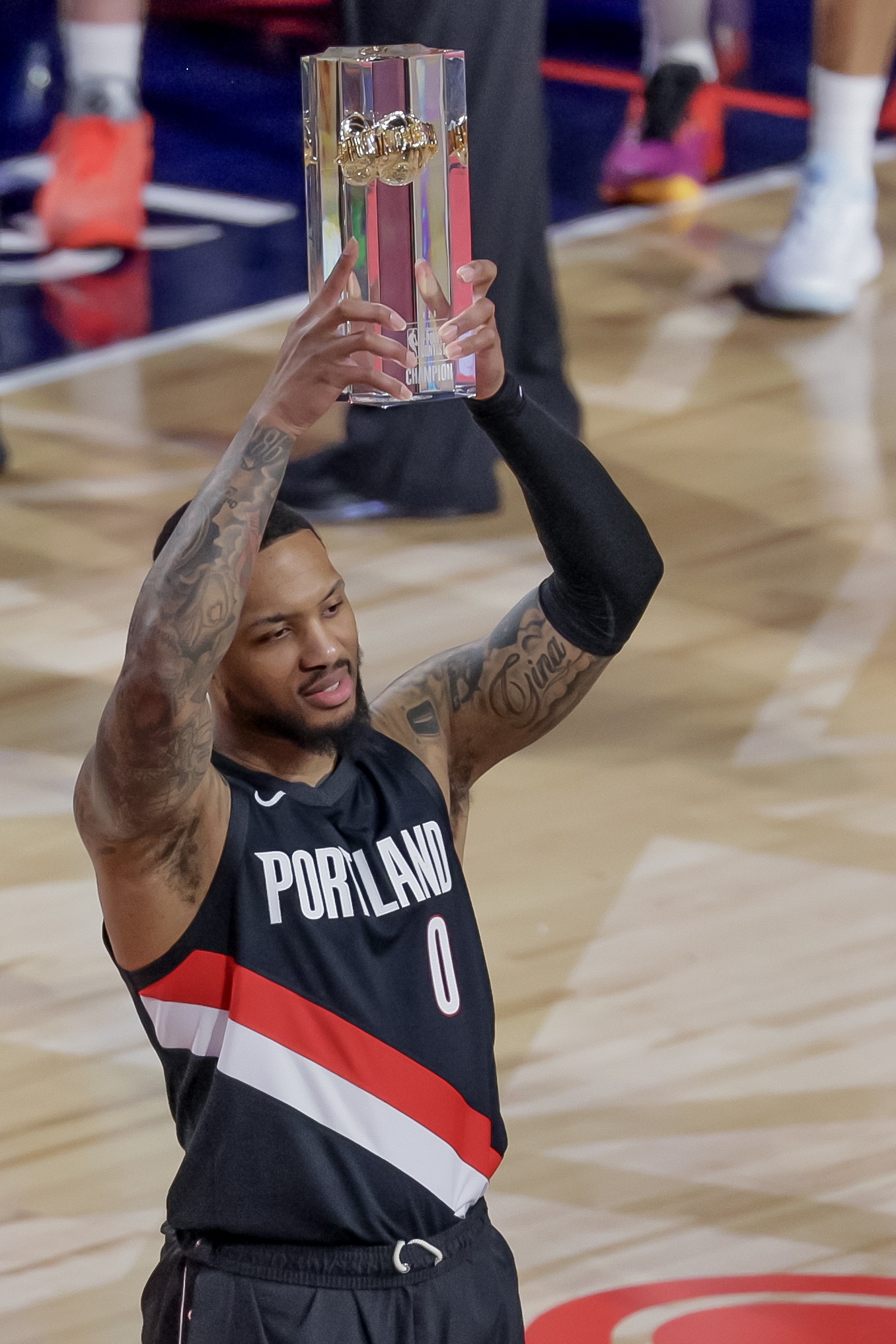 [NBA]Skip：经历种种波折后利拉德当之无愧赢得三分大赛冠军 欢迎回来(图1)