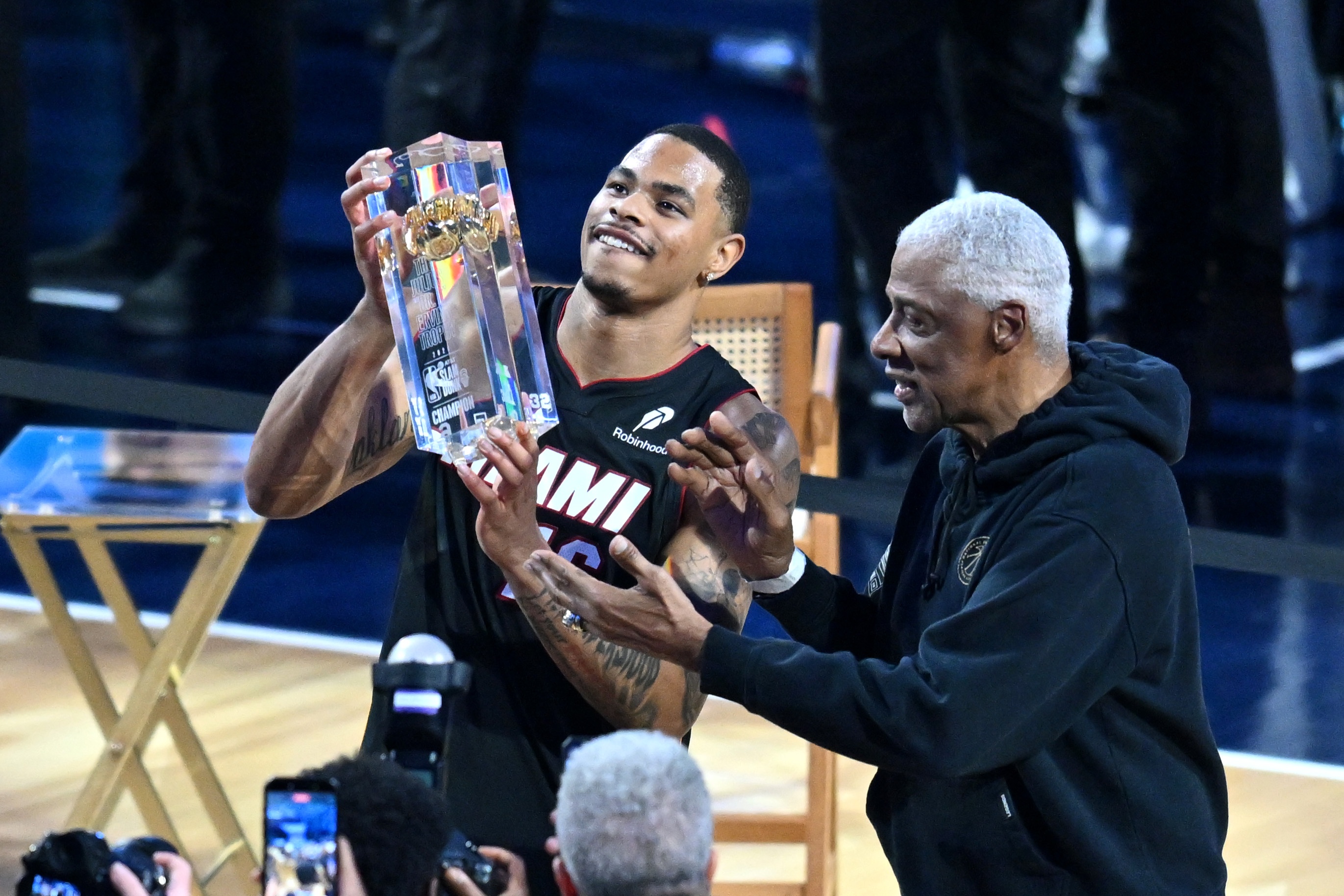 [体育深读]全明星扣⚽篮大赛：全部垮掉！决赛轮菜鸡互啄！约翰逊“躺冠”(图11)