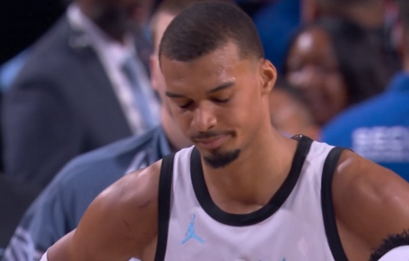 太想赢了！文班攻防竭尽全力但被绝杀 咬牙切齿骂骂咧咧离场