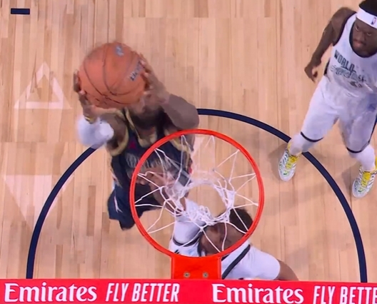  老詹也拼了！詹姆斯跟进补扣 然后对文班亚马凶狠犯规不给2+1机会