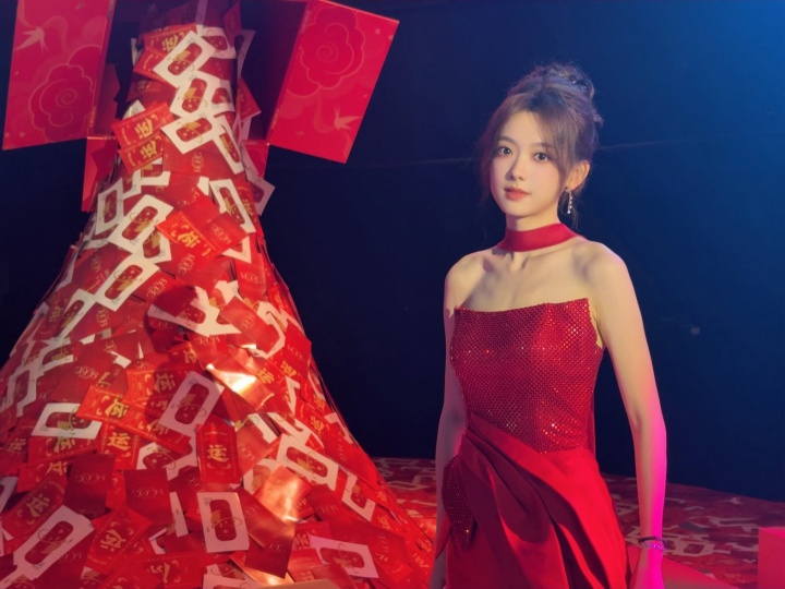 简直不要太美~KPL女主持灵儿晒照:新年快乐~