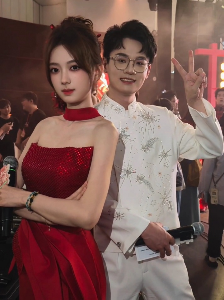 简直不要太美~KPL女主持灵儿晒照:新年快乐~