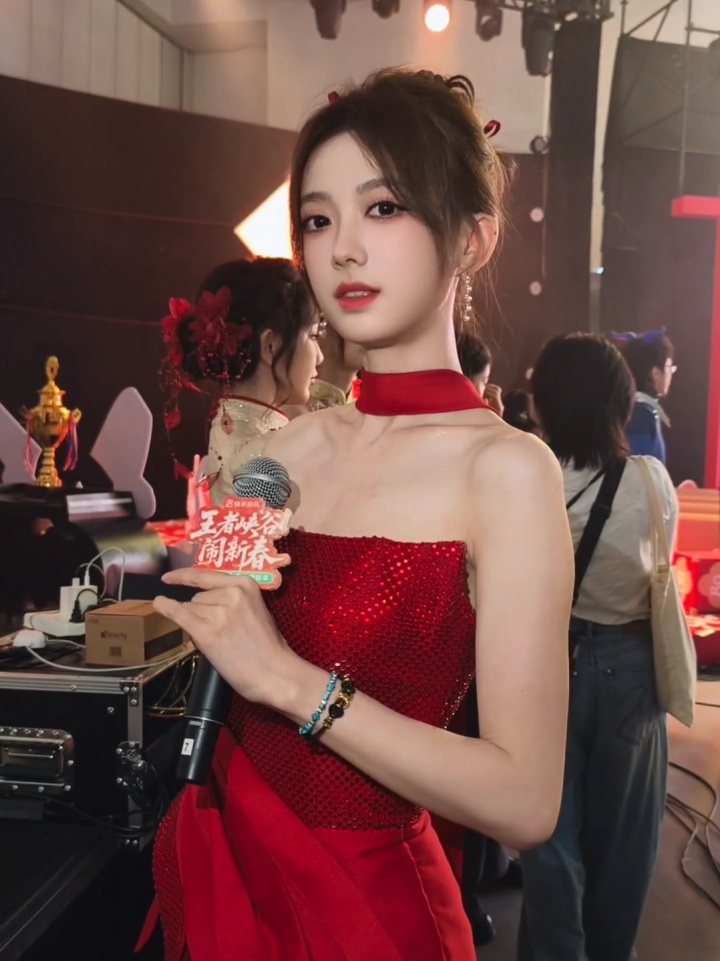 简直不要太美~KPL女主持灵儿晒照:新年快乐~