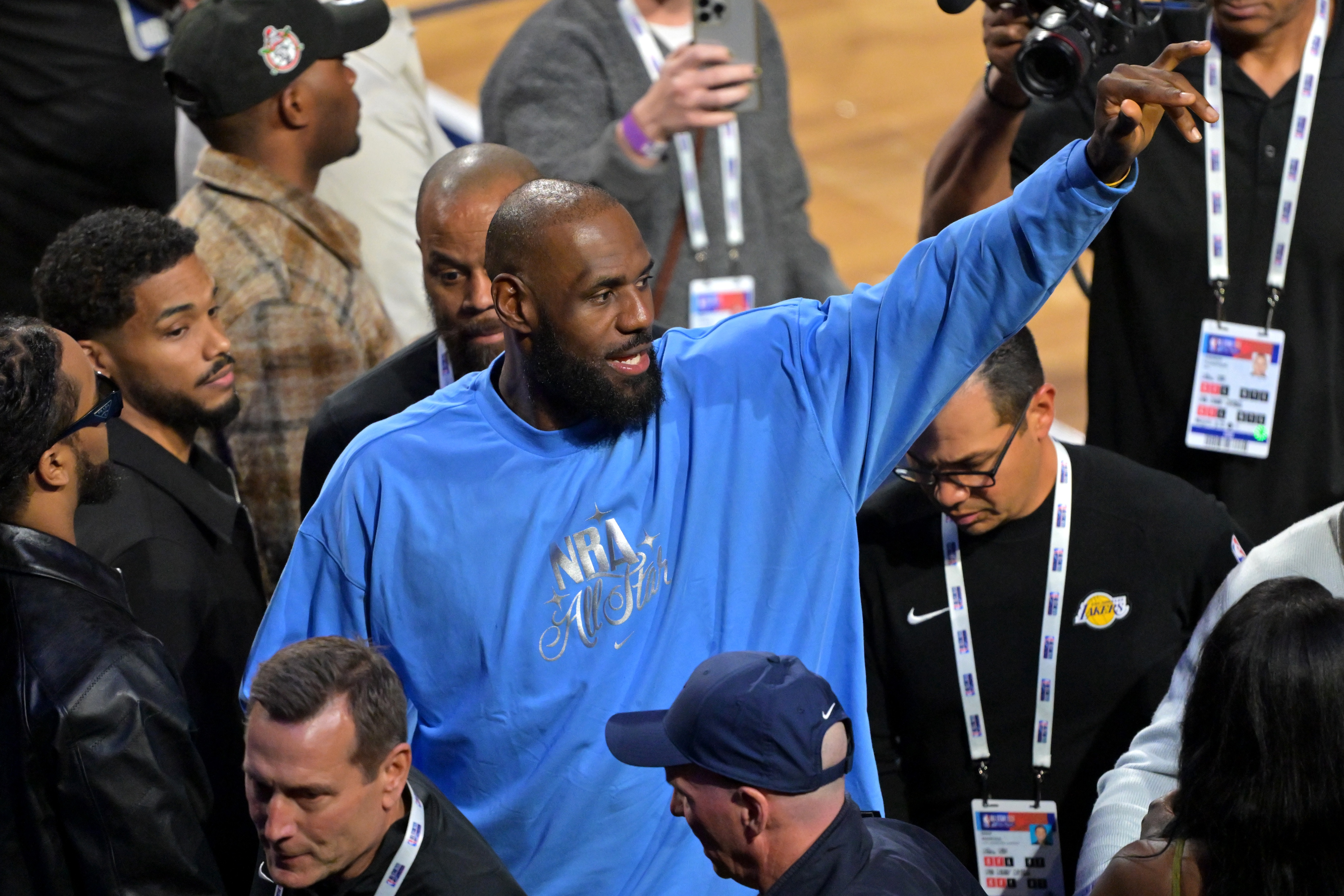 【有趣体育】米切尔：詹姆斯做到的一切始终令人惊叹 他为篮球做出了巨大贡献(图1)