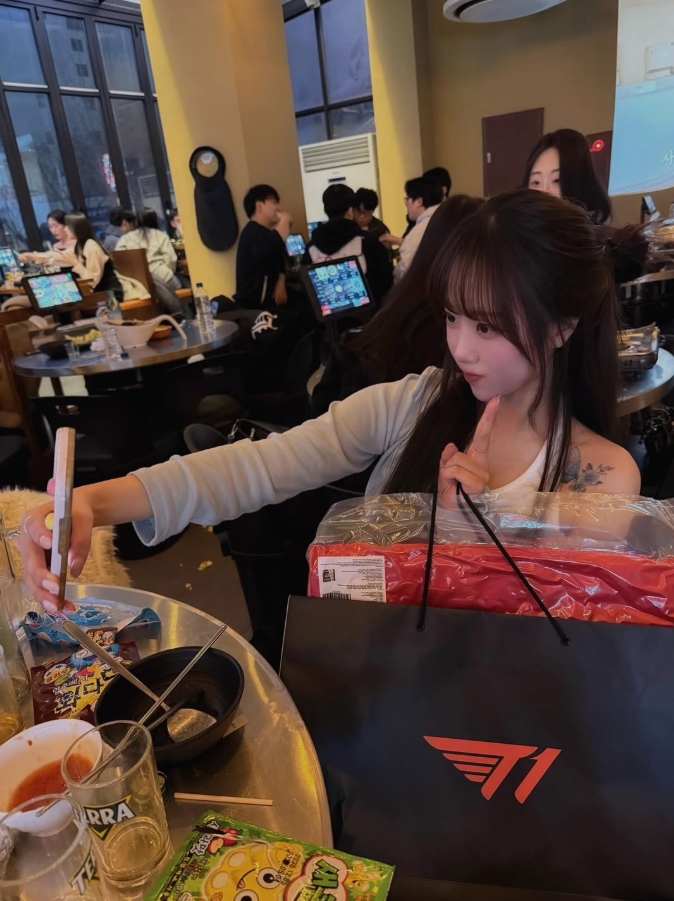【万博电竞】这个我是真喜欢！T1韩网女粉丝晒照 这不比前几天的比赛好看？