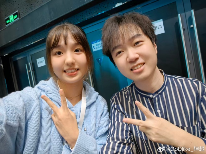 【蜗牛电竞】有点夫妻相!云顶“创世神”神超官宣恋情 女方笑容温婉疑似20岁出头