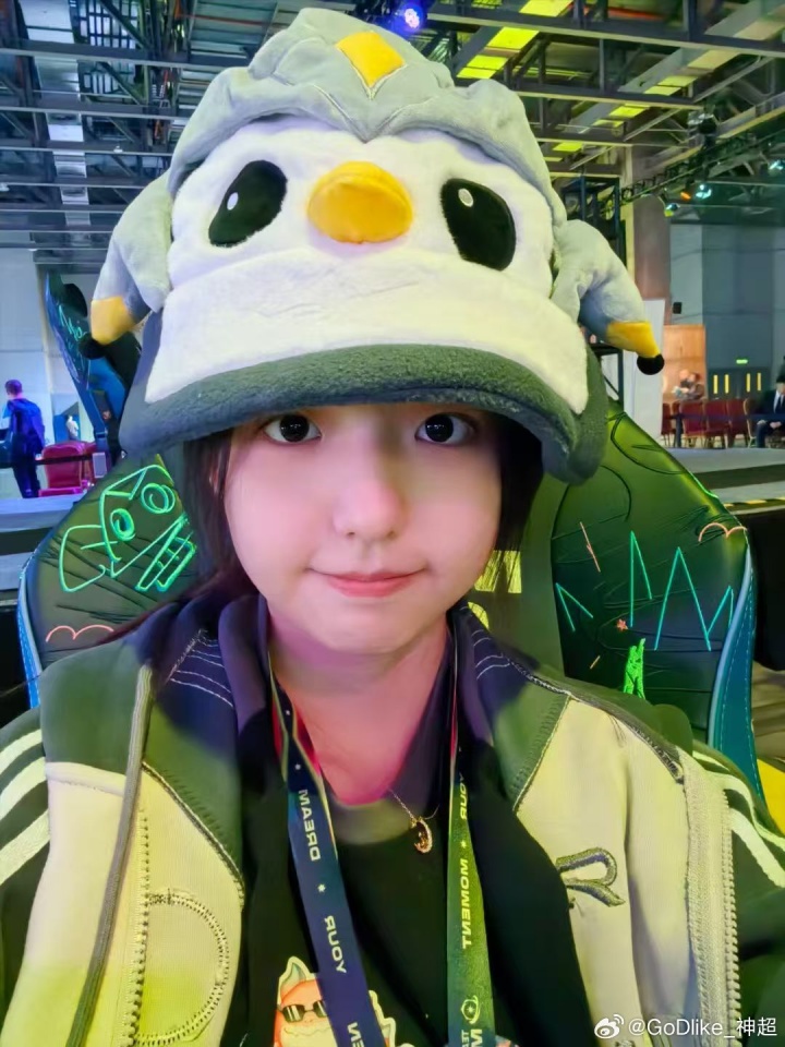 【蜗牛电竞】有点夫妻相!云顶“创世神”神超官宣恋情 女方笑容温婉疑似20岁出头