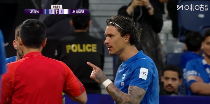 【亚冠精英】非常不满!努涅斯对马宁鼓掌被出示黄牌,随后指着马宁抱怨(图1) 【亚冠精英】非常不满!努涅斯对马宁鼓掌被出示黄牌,随后指着马宁抱怨(图1)