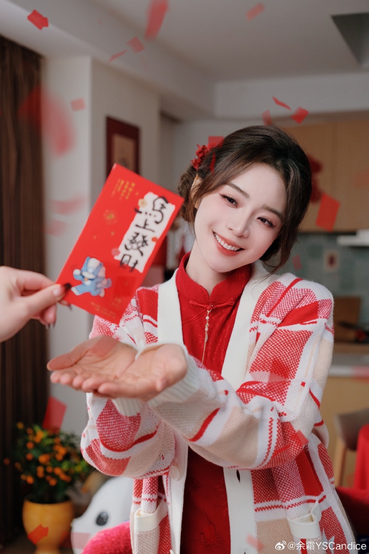 典雅端庄 雍容华贵!LPL女主持余霜晒照:给大家拜年咯!【球盟会】